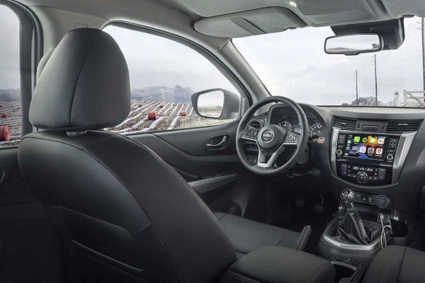 Interior NISSAN Frontier — asientos Zero Gravity