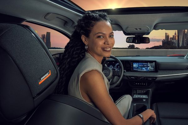 Interior NISSAN Kicks 2026 — pantalla XL techo solar Zero Gravity