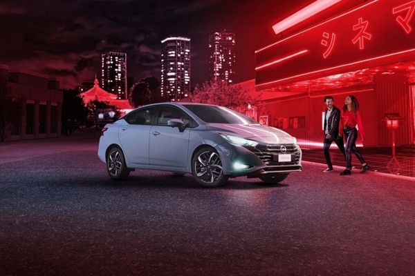 Diseño exterior NISSAN Versa 2026 — parrilla V-Motion faros LED