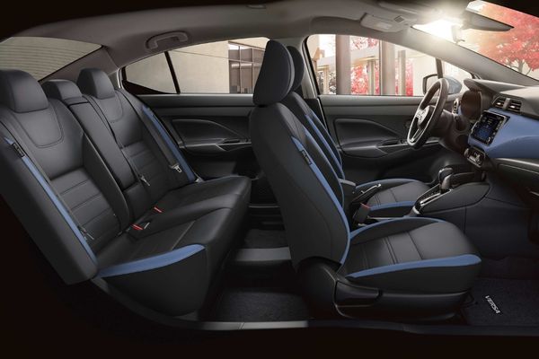 Interior NISSAN Versa 2026 — confort y conectividad
